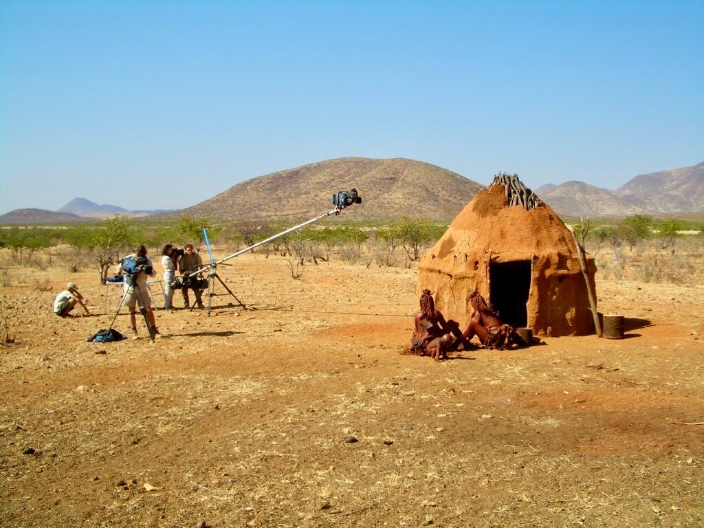 Himbafrauen beim Bau einer Hütte